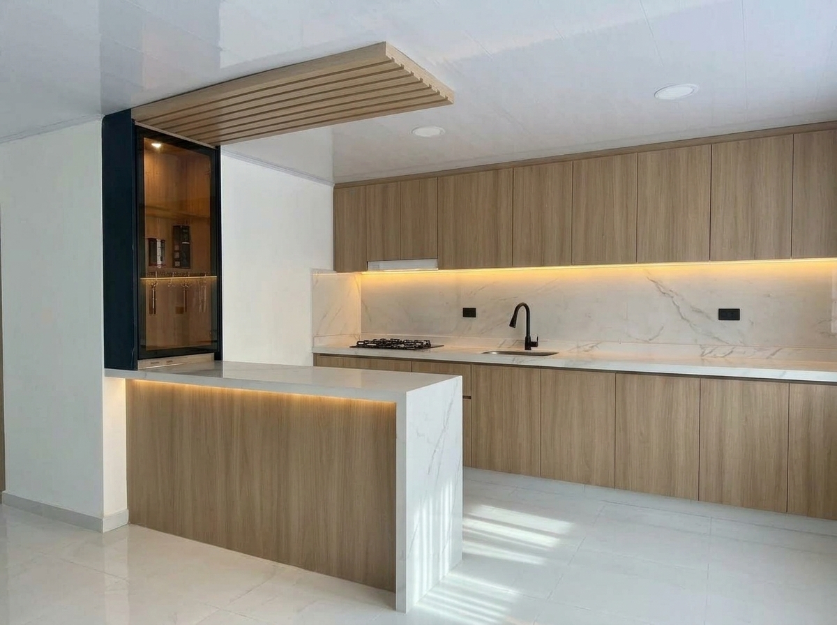 Cocina integral a medida en madera natural fabricada por Fidel Campos